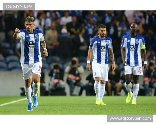 波尔图主场鏖战劲敌双方激烈对攻上演欧战巅峰对决