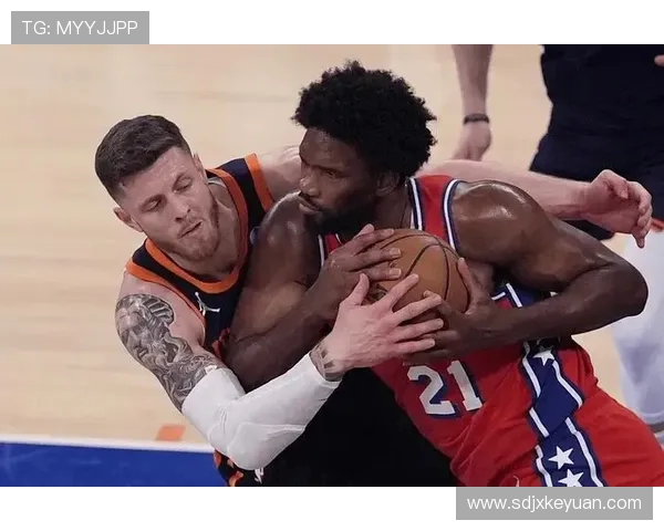 休斯顿火箭与费城76人激战正酣谁能在NBA赛场上笑到最后