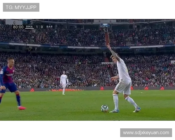 克罗斯在足球场上的传奇之路与未来展望：从天才少年到世界级中场大师