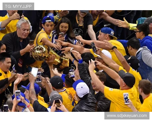 勇士与七六人激战正酣NBA季后赛精彩对决引发球迷热议与期待