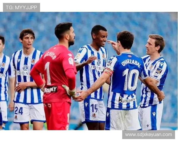 华伦西亚迎战皇家社会争夺西甲积分榜关键战役的胜利与荣耀